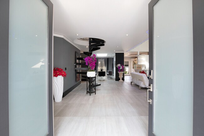 Foto del edificio - 2652 Midvale Ave