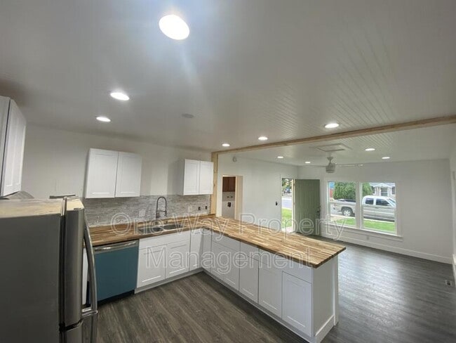 Foto del edificio - 1330 E 7th St