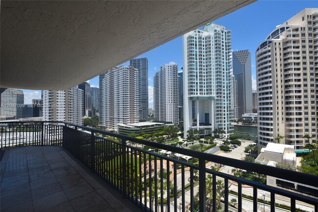 Foto del edificio - 540 Brickell Key Dr
