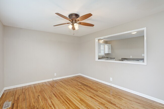Foto del edificio - 121 Highland Dr