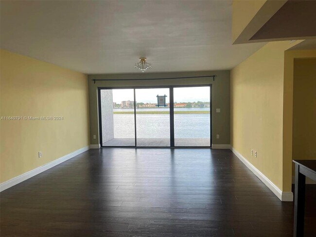 Foto del edificio - 605 Ives Dairy Rd