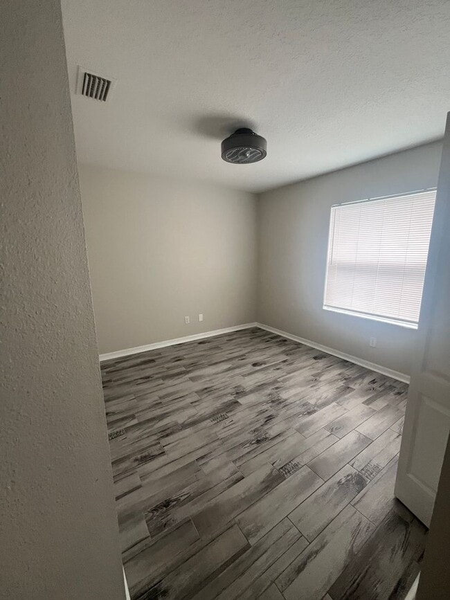 Building Photo - Nice 3 Bedroom 2 Bath Fenced in yard!
