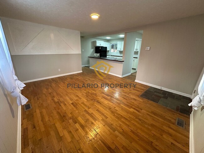 Foto del edificio - Spacious 4 Bedroom Home Featuring Open Layout & Hardwood Floors Available NOW!