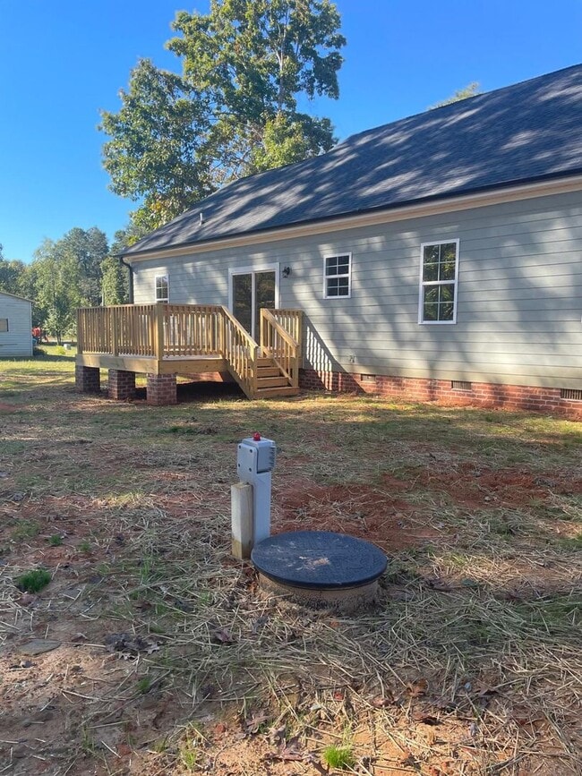 Building Photo - 205 Martingale Dr