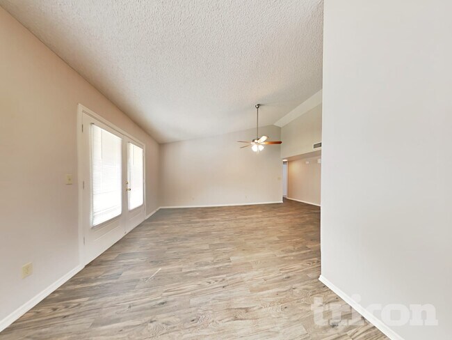 Foto del edificio - 8427 W Orchid Ln