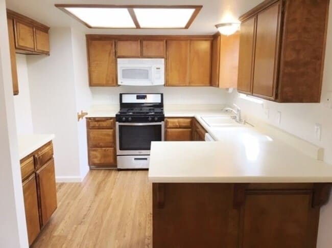 Building Photo - Single Family Home with Yard - Great Condi...