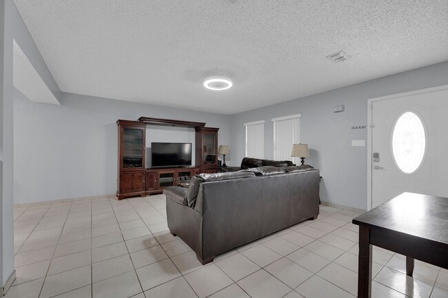 Foto del edificio - FULLY FURNISHED! ALL APPLIANCES INCLUDED!