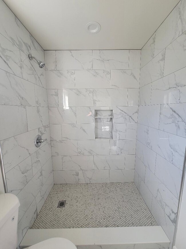 Shower - 18328 Devlin Ave