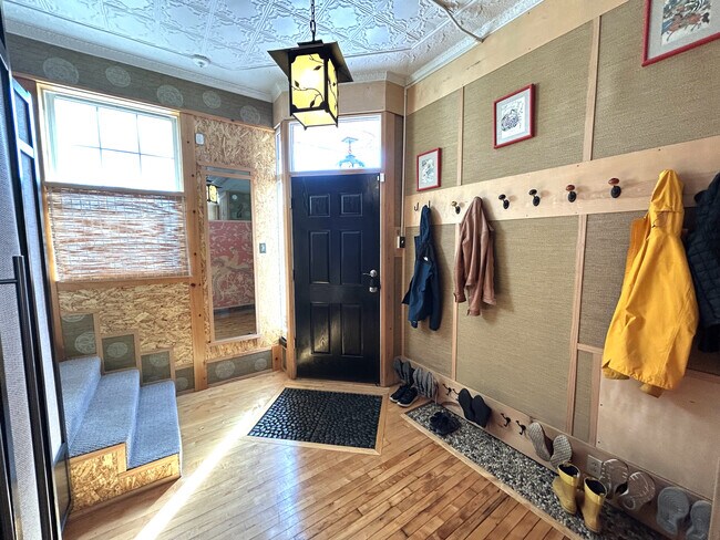 Entrada principal (zona del vestíbulo a nivel del suelo) - 241 Cumberland Ave