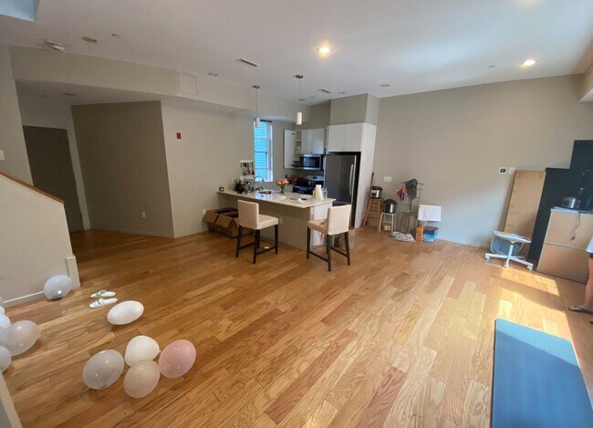 Foto del edificio - 9/1 Huge, modern 5BR/2.5BA w/parking, AC, w/d in unit!