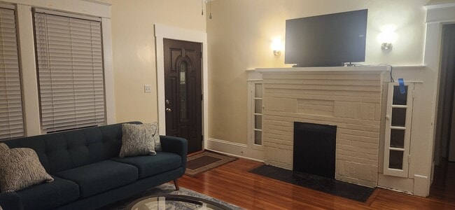 Building Photo - 703 W Markham Ave