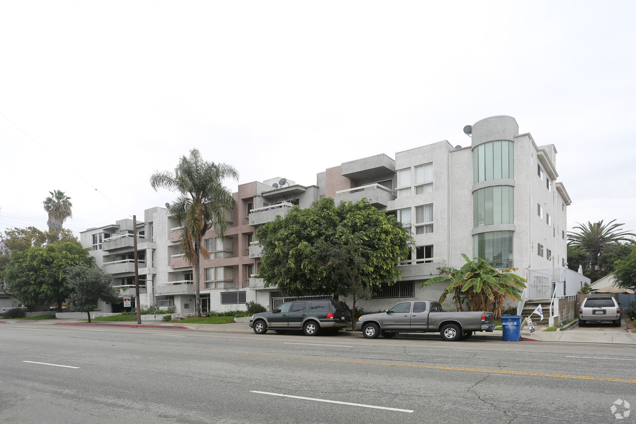 Primary Photo - 10720 Palms Apartments