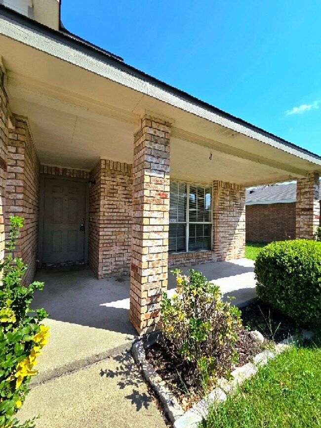 Building Photo - SPACIOUS 2 STORY HOUSE / SPACIOUS YARD / C...