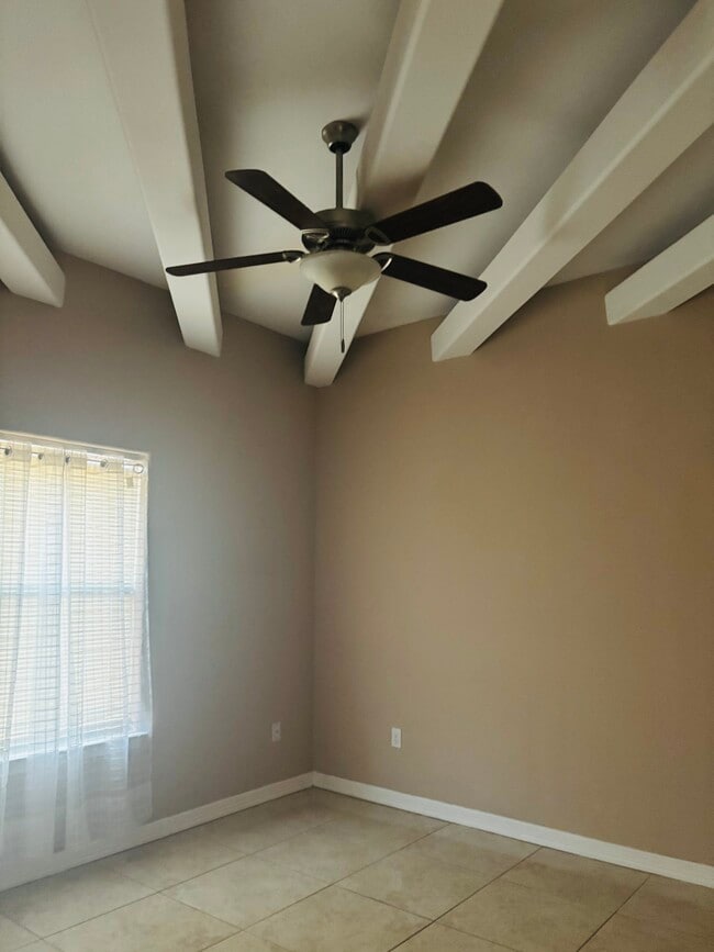 Building Photo - 3044 Regal Dr