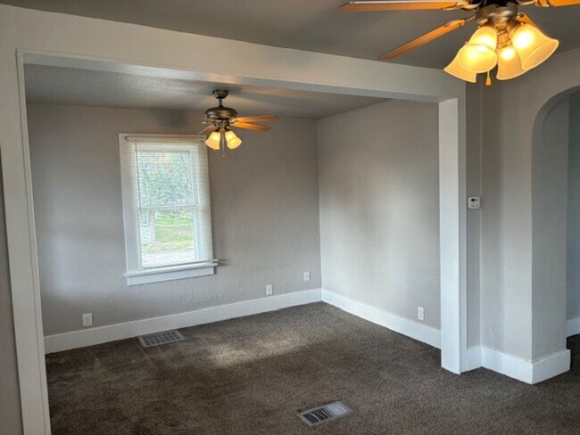 Building Photo - Charming Home