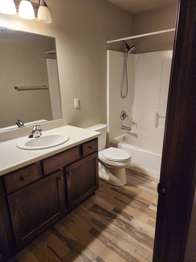 Building Photo - Three bedroom two bathroom Twin home