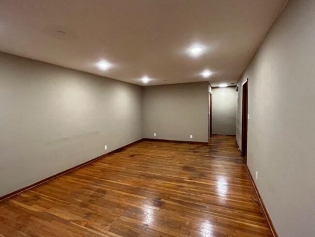 Building Photo - 601 E Mumford Dr