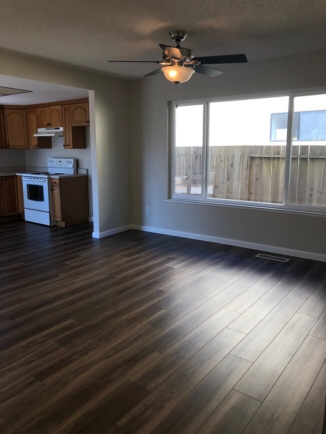 Foto del edificio - 3 bedroom 2 bath Available Now!