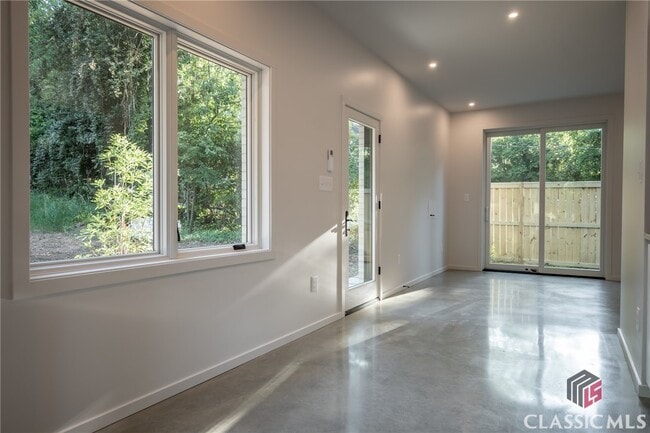 Building Photo - 297 Morton Ave