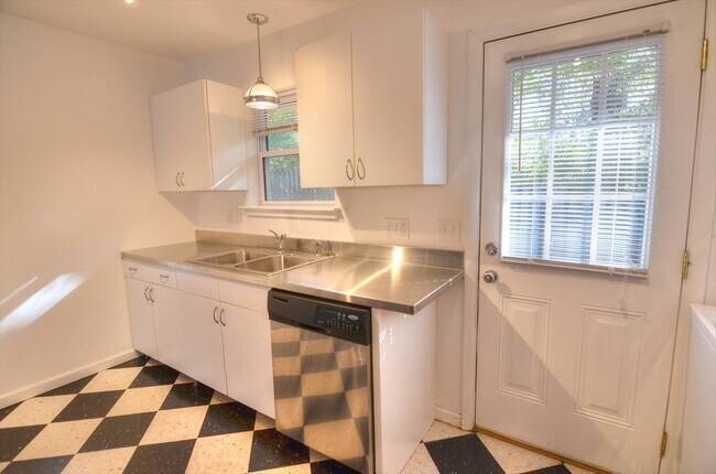 Building Photo - Available Aug 2025!  Fabulous 2 Bedroom Co...