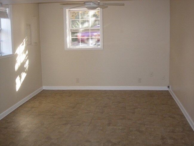 Building Photo - Brick House with In Law suite