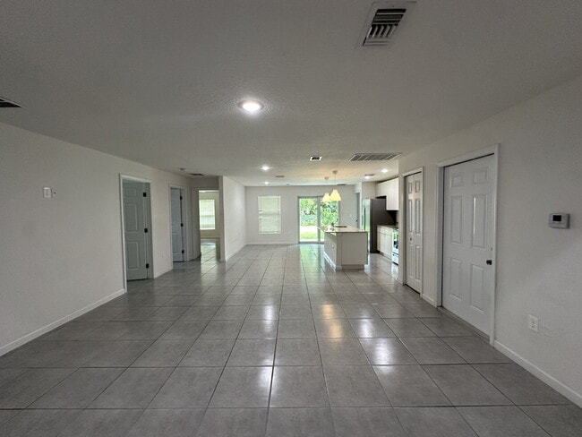 Building Photo - Charming 4-Bedroom Home with Granite Count...