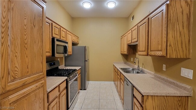 Building Photo - 2305 W Horizon Ridge Pkwy