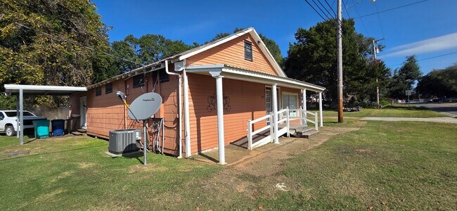 Foto del edificio - Large home on a corner lot in Ville Platte