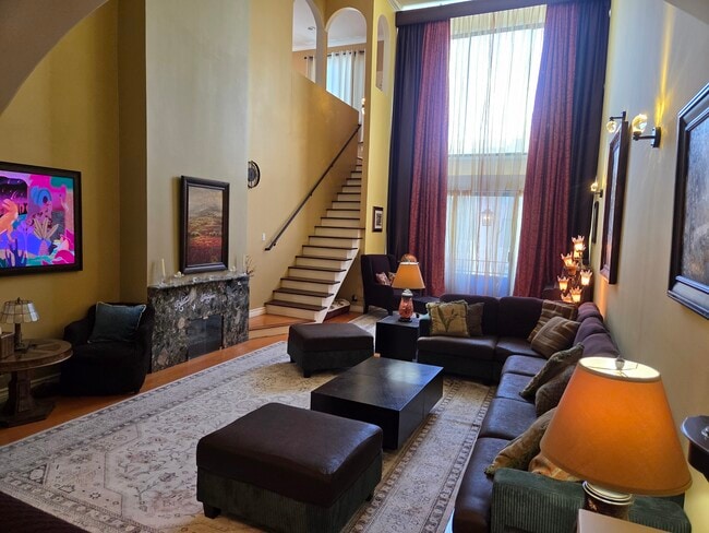 Building Photo - 8455 Fountain Ave