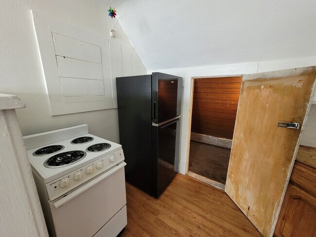 Building Photo - 909 7th Ave N