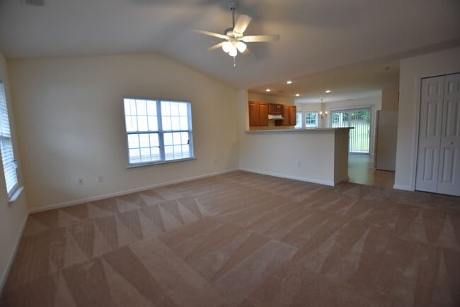Building Photo - Fantastic 2 bedroom 2 bath end unit townhome