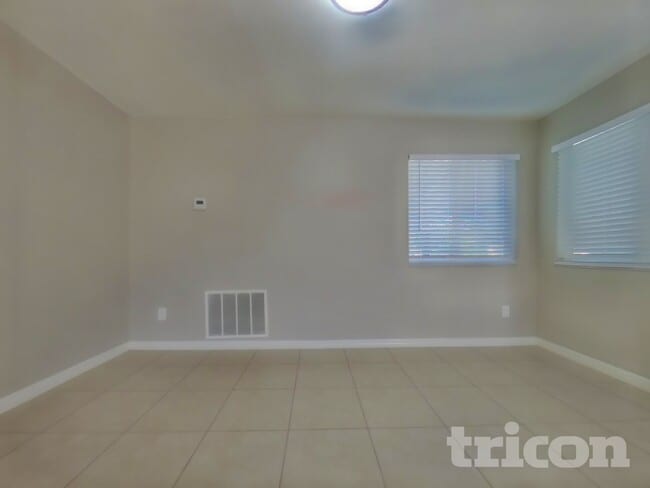 Foto del edificio - 3223 Lake Twylo Rd