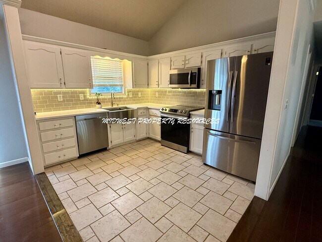 Building Photo - Lee's Summit Schools! 3 Bedroom/2.5 Bath H...