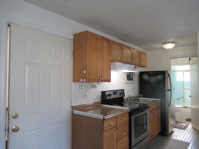 Building Photo - APPLICATION PENDING-Light & bright one bed...