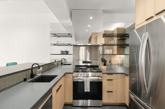 Foto del edificio - Stunning remodeled apartment with large walk-out patio