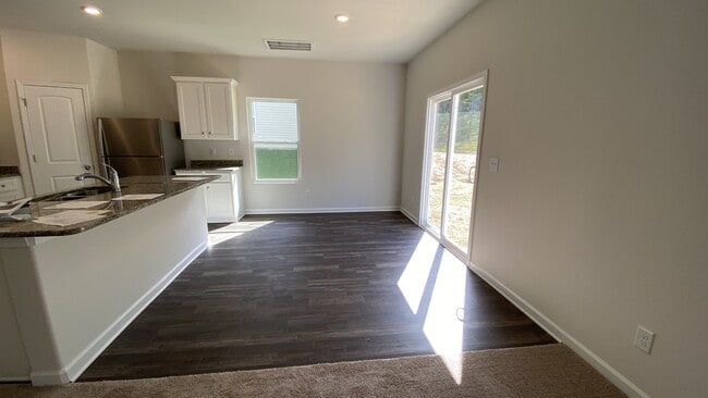 Foto del edificio - 6221 Ahoskie Dr