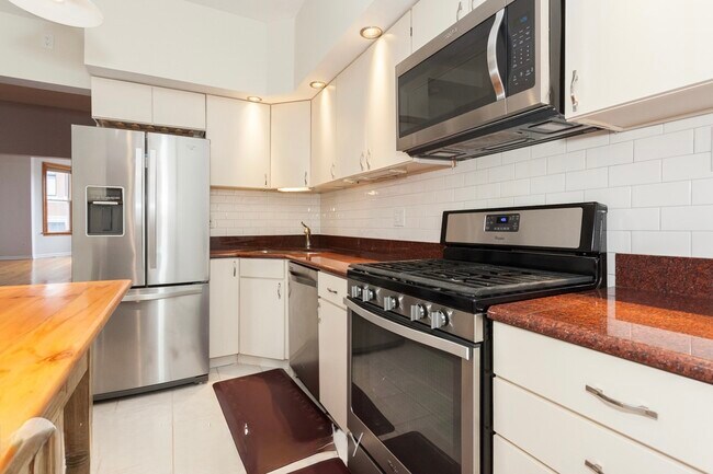 Foto del edificio - 2204 N Clybourn Ave