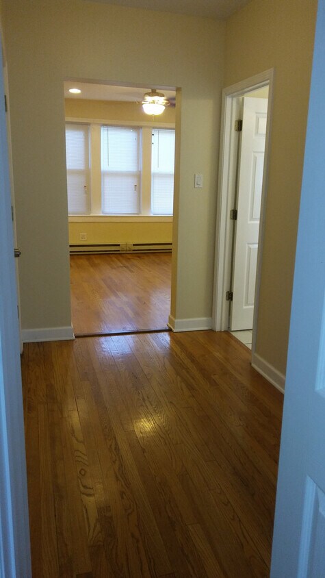 Foto del edificio - MUST SEE THIS SPACIOUS 2BEDROOM/1BATH COND...