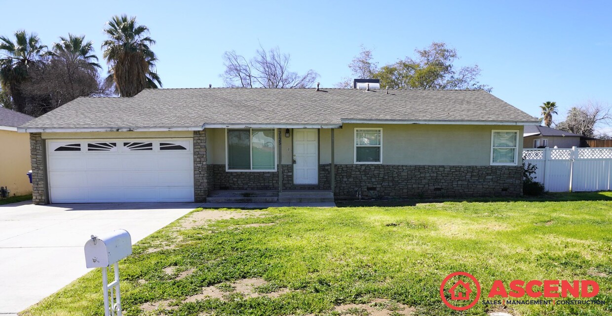 Primary Photo - Cute Home on Corner Lot