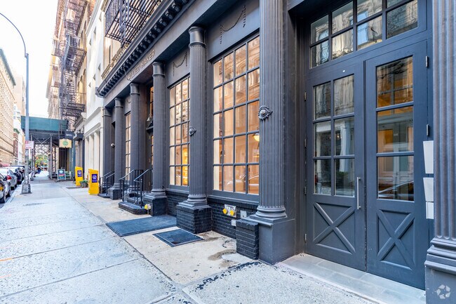 Entrance - 83 Franklin St