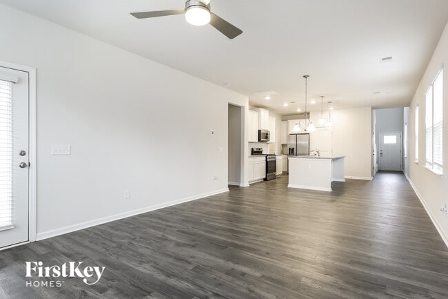 Building Photo - 586 Hillpark Ln