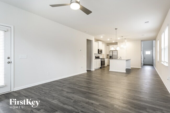 Foto del edificio - 586 Hillpark Ln