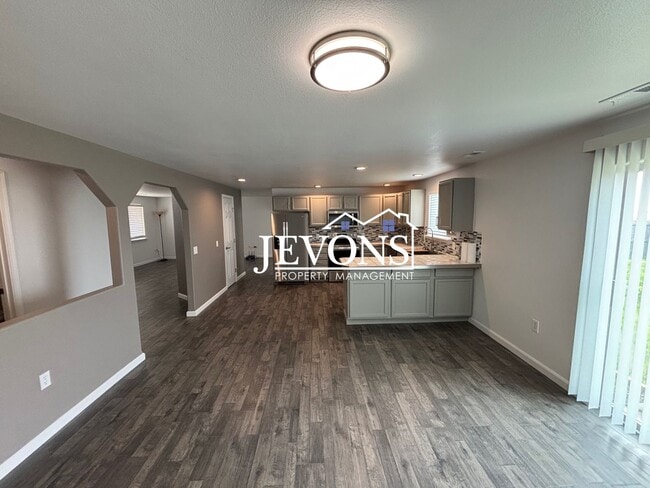 Building Photo - $1,250 Rent Credit - Charming 4-bedroom ho...