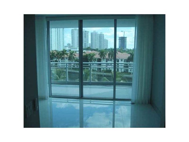 Foto del edificio - 2950 NE 188th St