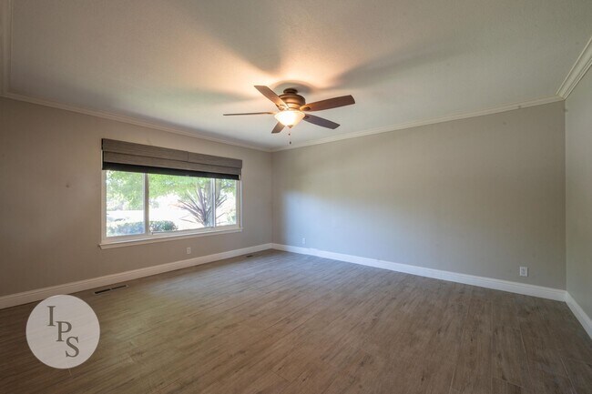 Foto del edificio - 6536 N Woodrow Ave