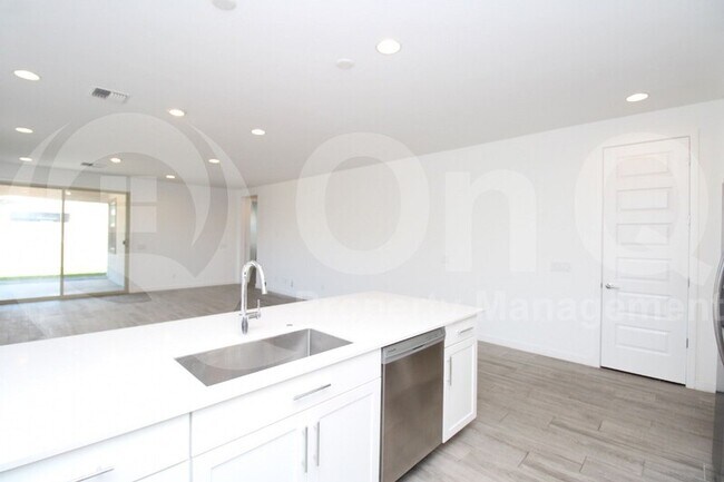 Foto del edificio - 466 E Emerald Dr