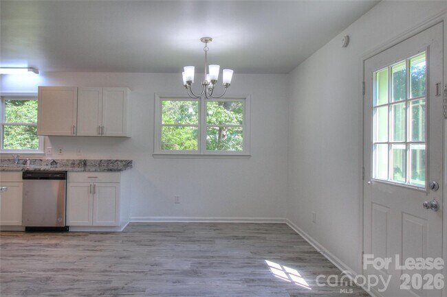 Building Photo - 1015 Sharon Dr