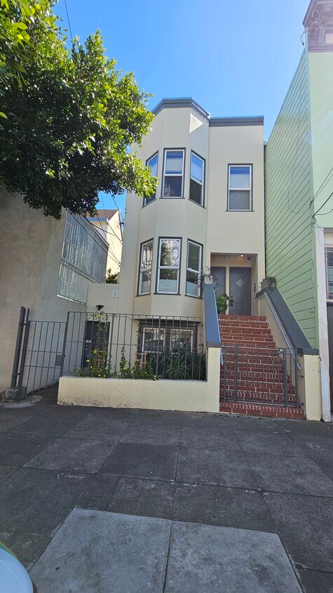 One bedroom apartment in the heart of the Valencia Corridor of the sunny Mission District.Remodeled. - 3277 21st St