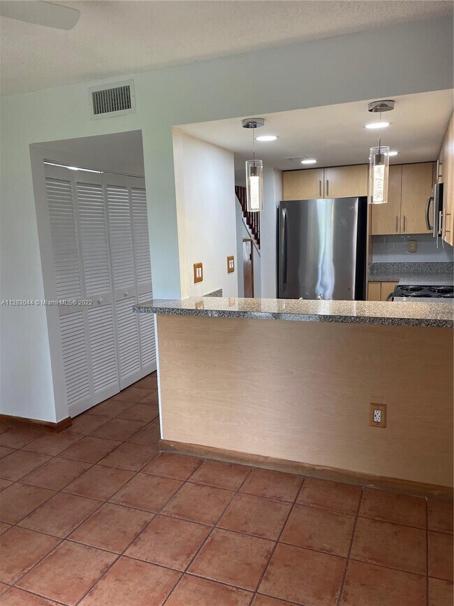 Building Photo - 9193 Fontainebleau Blvd