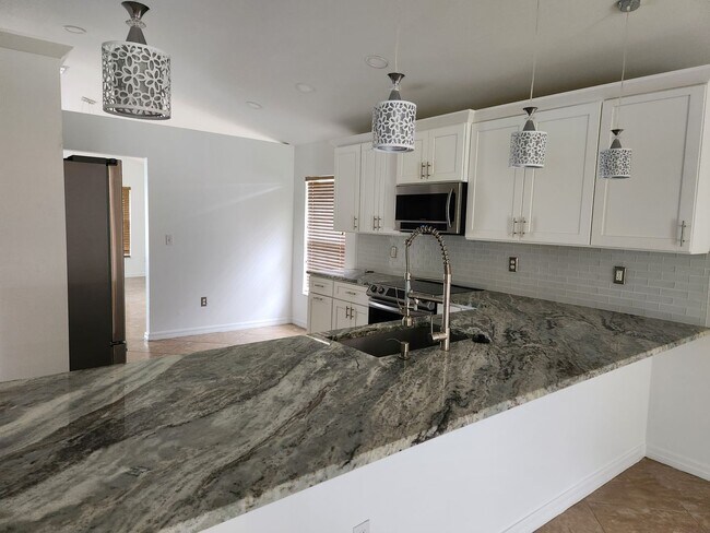 Building Photo - Town Lakes Community Beautiful 3BR/2BA Hou...